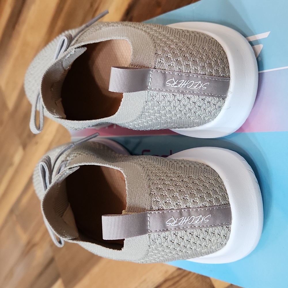 SKECHERS: Size 7 - Picture 4 of 8